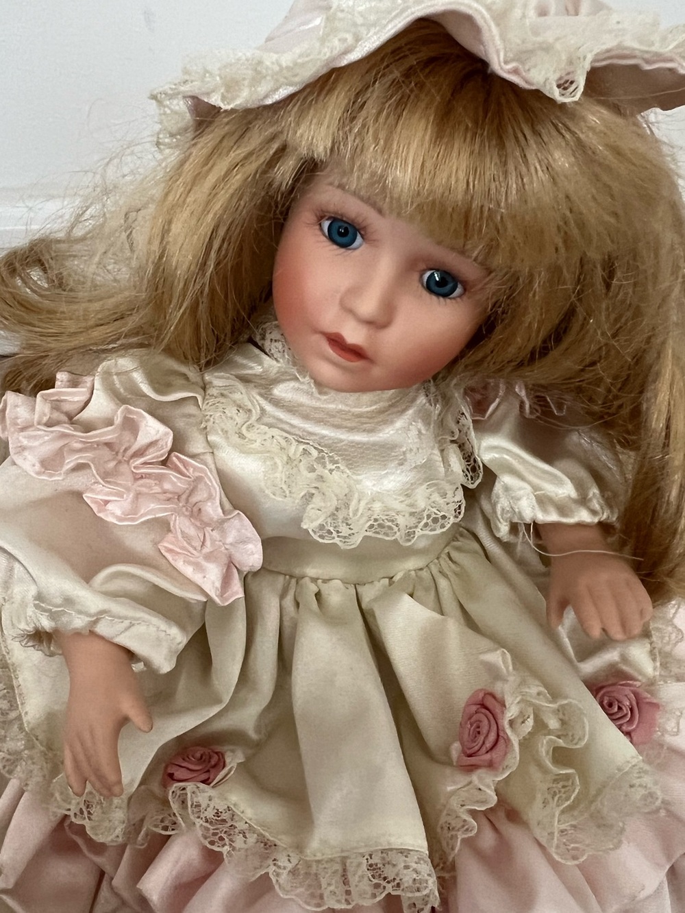 Vintage Porcelain Collectible Doll with Music Cream Pink dress - Picture 5 of 7